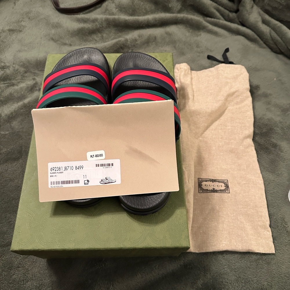 NEW WITH TAGS MEN’S Gucci Black and Red Men's Slides. Rubber Rubber.